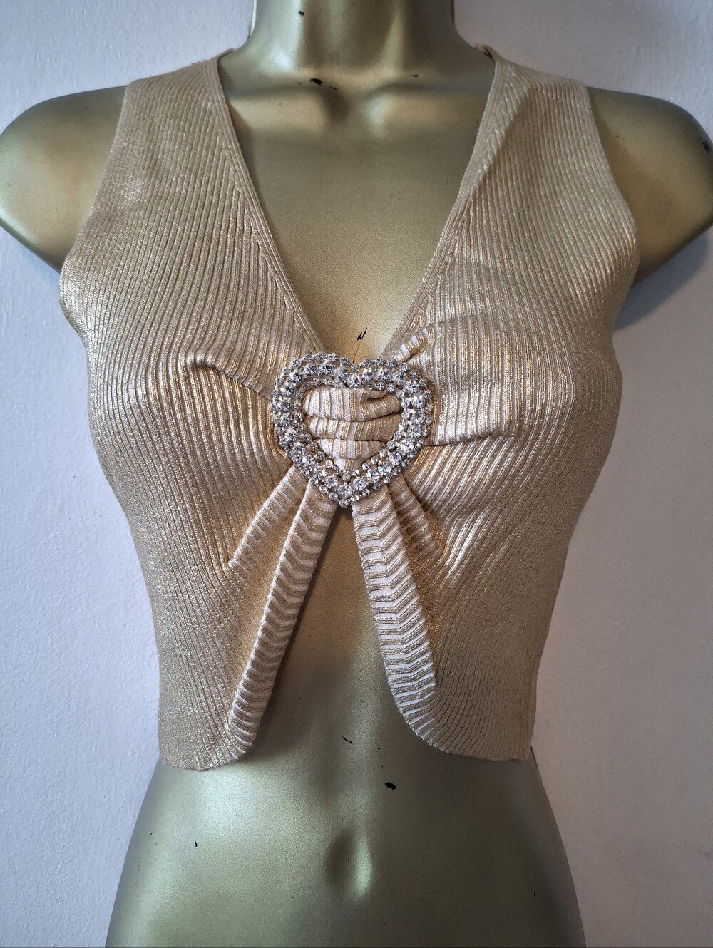 Gold Ribbed V-Neck Sleeveless Top with Heart Brooch
